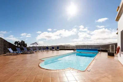 Image de Villa 600m2 Pour 12 Personnes. Piscine CLIMATISÉE, Sauna, Bbq, Billard, Football