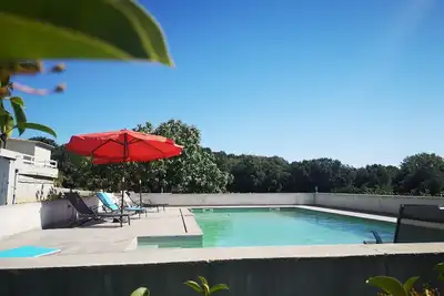 Image de maison climatisée avec piscine au cœur du vignoble corse sans vis a vis calme.