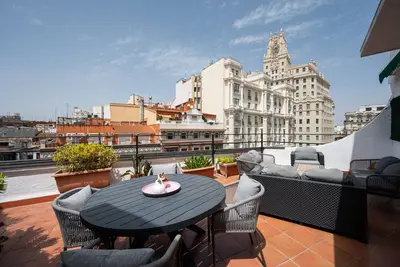 Image de Gran Vía avec une terrasse ensoleillée