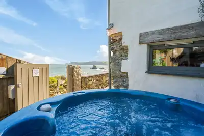 Image de Luxueux et romantique Beach Front Cottage Ă Charlestown avec HotTub & Log Burner