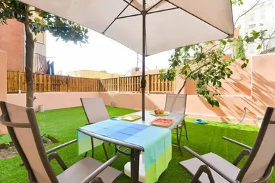 Image de Maison avec jardin et wifi gratuit à 2 minutes du parc Güell au centre de Bcn