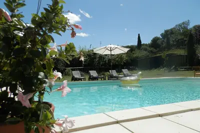 Image de grand studio de charme de 45m2 avec piscine dans parc arboré de 5000m2