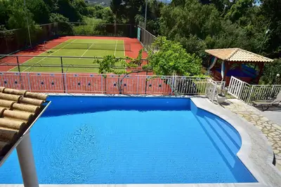 Image de Villa de luxe en bord de mer avec piscine privée, tennis, piscine, jacuzzi. . .