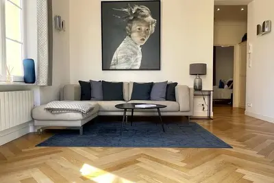 Image de Nouvellement RÉNOVÉ élégant 2 chambres et 2 salles de bain App. dans le vieil Antibes avec terrasse extérieure