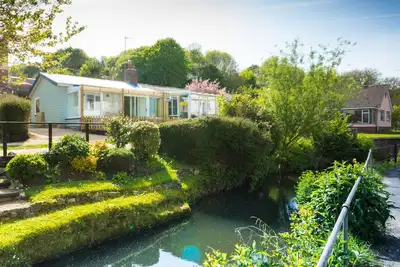 Image de Homestead, Lyme Regis est une cabane confortable au bord de la rivière, à 10 minutes à pied de la plage