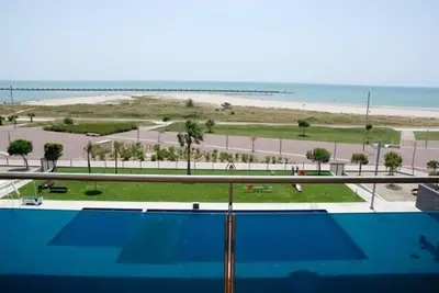 Image de Penthouse De PREMIÈRE Ligne Avec Piscine Et Parking Et Vues Incroyables Sur La Plage Calme