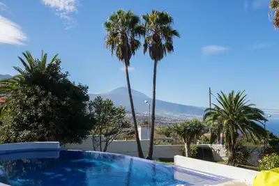 Image de Jardin et piscine privés, vue sur la mer, près du restaurant
