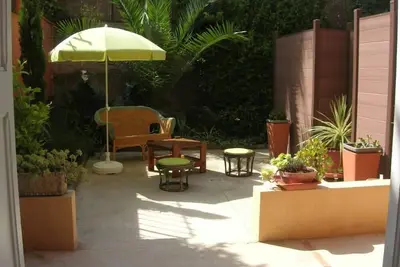 Image de Grand T2 de caractère, centre ville avec jardin\/patio.