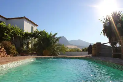Image de Ferme dans un emplacement privilégié, avec piscine privée et jardins établis.