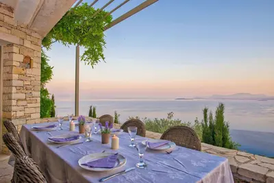 Image de Nouvelle construction grand confort avec vue et piscine, sur colline d'oliviers.