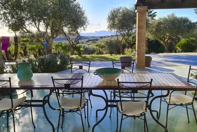Image de Villa Tramonto avec véranda vue mer entourée de verdure avec A\/C et wifi