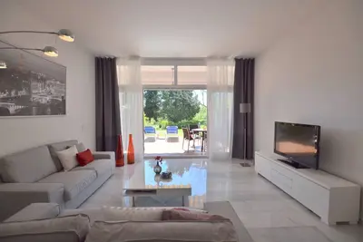 Image de Maison, 3 terrasses, directement sur le golf, piscine, tennis. Près de la plage