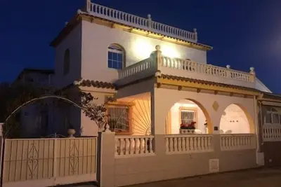 Image de 4 Bed 3 Bath Villa 8 personnes, Piscine Wifi Tv Près de la plage Restaurants et boutiques