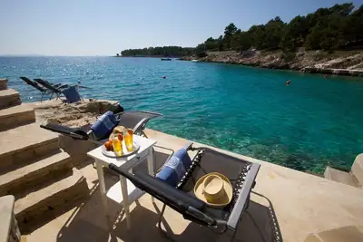 Image de Villa de Bord de Mer, sur une Île, Chic et Primée, Plongeoir Privatif