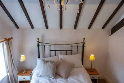 Image de Maison de campagne accueillante avec piscine intérieure chauffée et jardin victorien