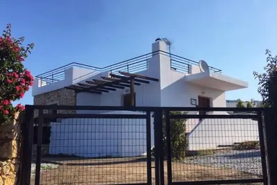 Image de Retraite de vacances idéale offrant des vues sur la mer et la montagne