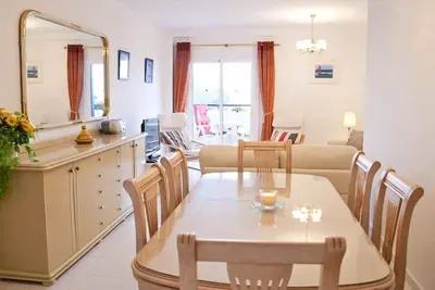 Grand et lumineux, 1 appartement avec grande piscine niché au milieu de jardins