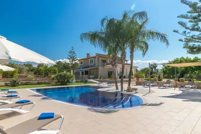 Image de Maison avec piscine, aire de jeux, football, volley, Ă 5min de la plage