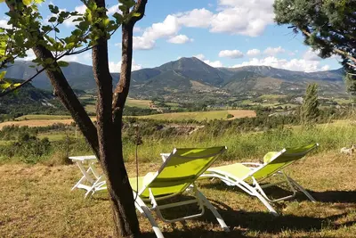 Image de Au coeur des Barronies, maison de style provencal avec jardin et terrasse.