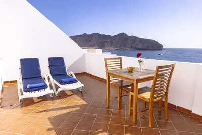 Image de Appartement avec terrasse, vue sur la mer, Internet sans fil et Tv par satellite