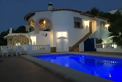 Image de Villa située au calme avec vue panoramique et piscine privée, wifi gratuit