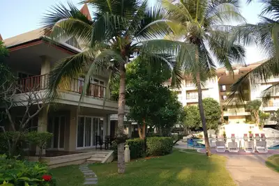 Image de Grande villa de 3 chambres avec vue sur la piscine et spa privé. Parfait pour les familles