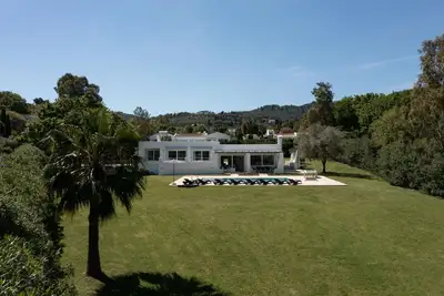 Image de Belle villa près de la mer, avec piscine privée, beau jardin et vue sur la mer.