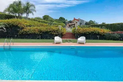 Image de Retraite confortable avec piscine privée et jardin