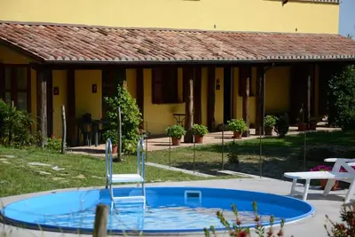 Image de maison individuelle avec piscine