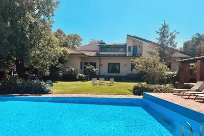 Image de Villa avec piscine privée et jardin meublé, barbecue et coin repas extérieur