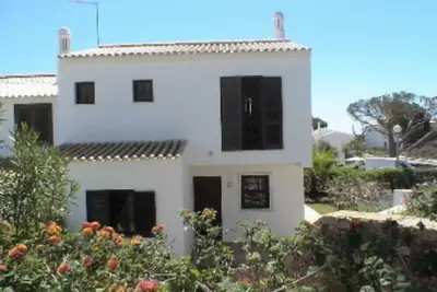 Image de Maison avec jardin, barbecue et piscine partagée dans le condominium.