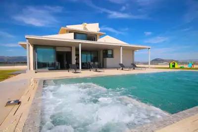 Image de Villa avec maison individuelle, climatisation, wifi, jardin, piscine privée