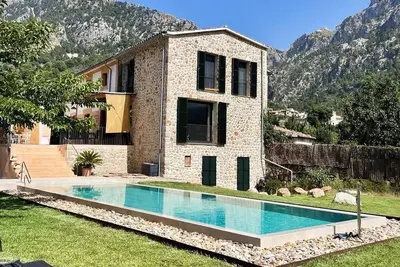 Image de Ferme avec maison rénovée, piscine, parking et grand jardin avec vue sur la montagne