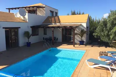 Image de Luxe isolé villa avec grande piscine privée chauffée et WiFi.