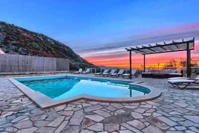 Image de Villa Pave Hilltop - six chambres, piscine, jacuzzi, pouvant accueillir jusqu'à 16 personnes