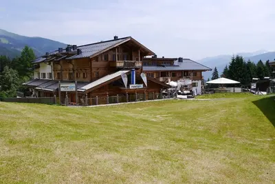 Image de Skis aux pieds appartement pour 2 à droite sur la piste dans la station de ski de Kitzbühel Kirchberg