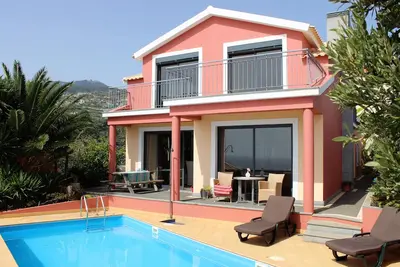 Image de Villa avec piscine et vue imprenable sur près de la plage de Ponta do Sol