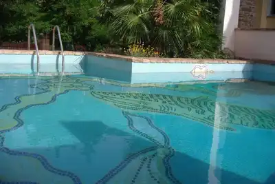 Image de 3 maisons en pierre avec piscine dans un endroit unique - Appartement 3p (2f + 1k)