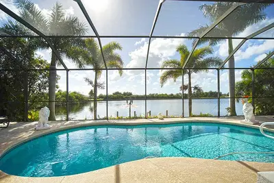 Image de Villa près de la mer avec piscine & jacuzzi de rêve, orientée So, Tv allemande