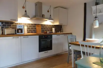 Image de l'amende tonnelle, toute une maison avec jardin entre la forêt et le lac