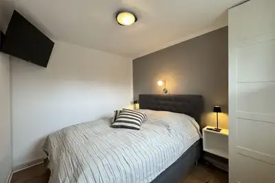 Image de Près de la plage, appartement moderne au rez-de-chaussée avec balcon, Wi-Fi gratuit