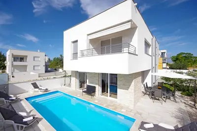 Image de Appartements de 50 m² directement sur la mer avec piscine chauffée au sel et bateau à moteur 115ch