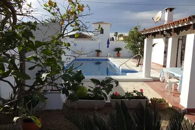 Image de Chalet confortable, la climatisation, une piscine d'eau salée, jardin clos, wifi, télévision par satellite 3 chambres