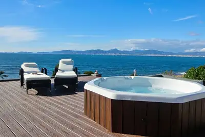 Image de Casa Pura avec vue sur la mer - Luxueuse maison de vacances avec bain à remous et connexion Wi-Fi gratuite