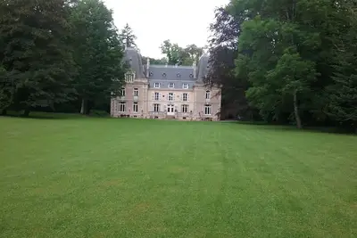 Image de Vacances au château en France (250m2) Parc de 7, 5 hectares, piscine, rivière romantique