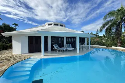 Image de Shell House un bungalow unique avec piscine de 14m et vue sur la mer
