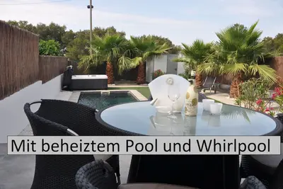 Image de Bungalow moderne avec piscine chauffée, à 50m de la mer - bain à remous -