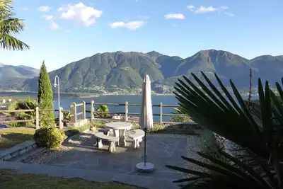 Image de Maison de vacances romantique du Tessin sur le lac Majeur avec une vue fantastique sur le lac