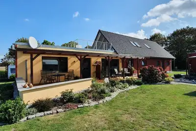 Image de Bungalow situé au calme avec une terrasse donnant sur l'eau et dans la nature