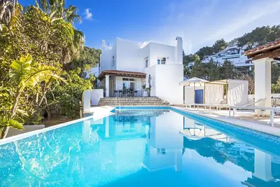 Image de Piscine à débordement de 13m Villa d'architectes modernes - Location Annuelle 4. 500 € p. m.